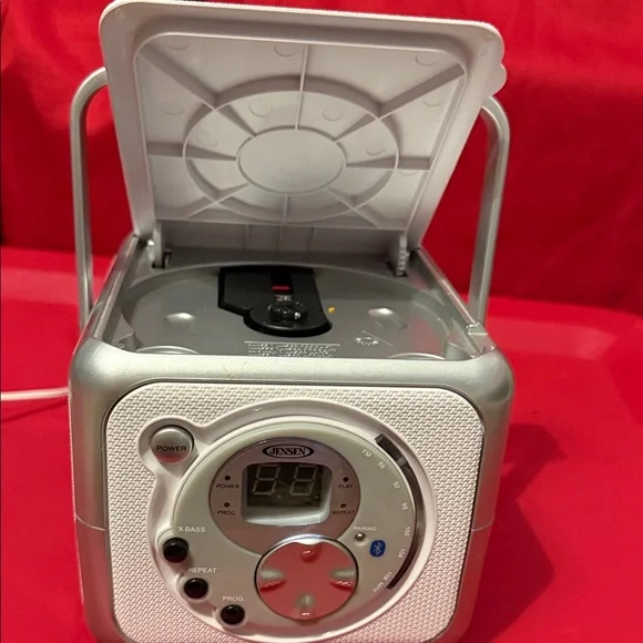 Jensen silver and white stereo cd player/radio - Picture 8 of 9
